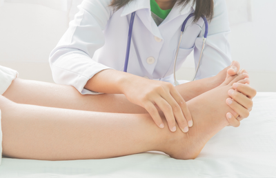 Cirugía del pie, hinchazón y enzimas sistémicas