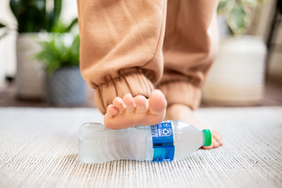 Técnicas recomendadas por podólogos para liberar los pies con una botella de agua congelada