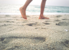 ¿Caminar por la playa puede fortalecer los pies y combatir la fascitis plantar?